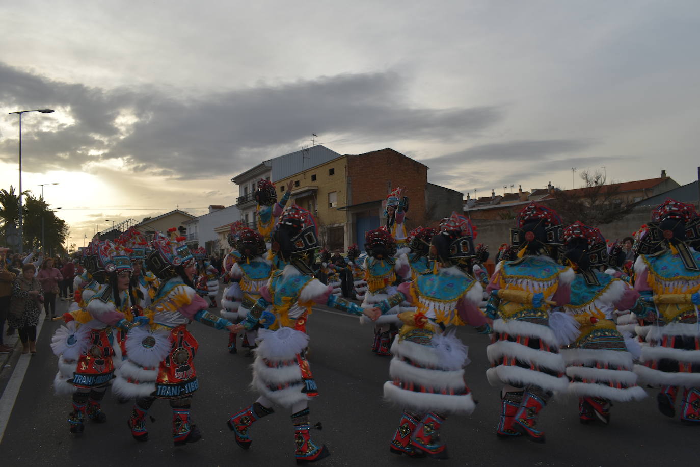 El ritmo, la fantasía y el color del Carnaval llenaron las calles de Miajadas. Más de 700 personas contagiaron su alegría con la mayor diversidad de disfraces y bailes, tanto las comparsas como los participantes individuales y por parejas. Porque sólo el Carnaval es capaz de sacar una sonrisa a todos. 