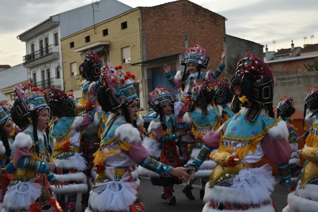 El ritmo, la fantasía y el color del Carnaval llenaron las calles de Miajadas. Más de 700 personas contagiaron su alegría con la mayor diversidad de disfraces y bailes, tanto las comparsas como los participantes individuales y por parejas. Porque sólo el Carnaval es capaz de sacar una sonrisa a todos. 