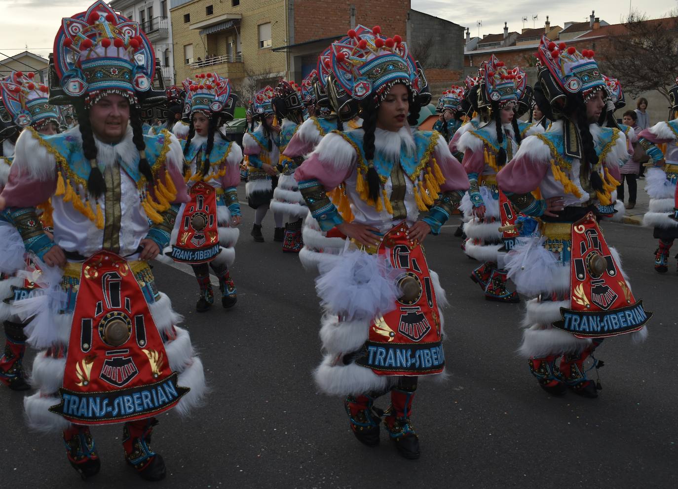 El ritmo, la fantasía y el color del Carnaval llenaron las calles de Miajadas. Más de 700 personas contagiaron su alegría con la mayor diversidad de disfraces y bailes, tanto las comparsas como los participantes individuales y por parejas. Porque sólo el Carnaval es capaz de sacar una sonrisa a todos. 