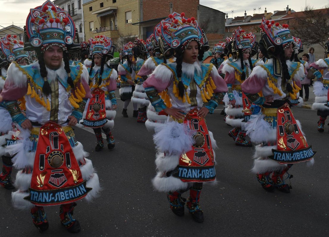 El ritmo, la fantasía y el color del Carnaval llenaron las calles de Miajadas. Más de 700 personas contagiaron su alegría con la mayor diversidad de disfraces y bailes, tanto las comparsas como los participantes individuales y por parejas. Porque sólo el Carnaval es capaz de sacar una sonrisa a todos. 