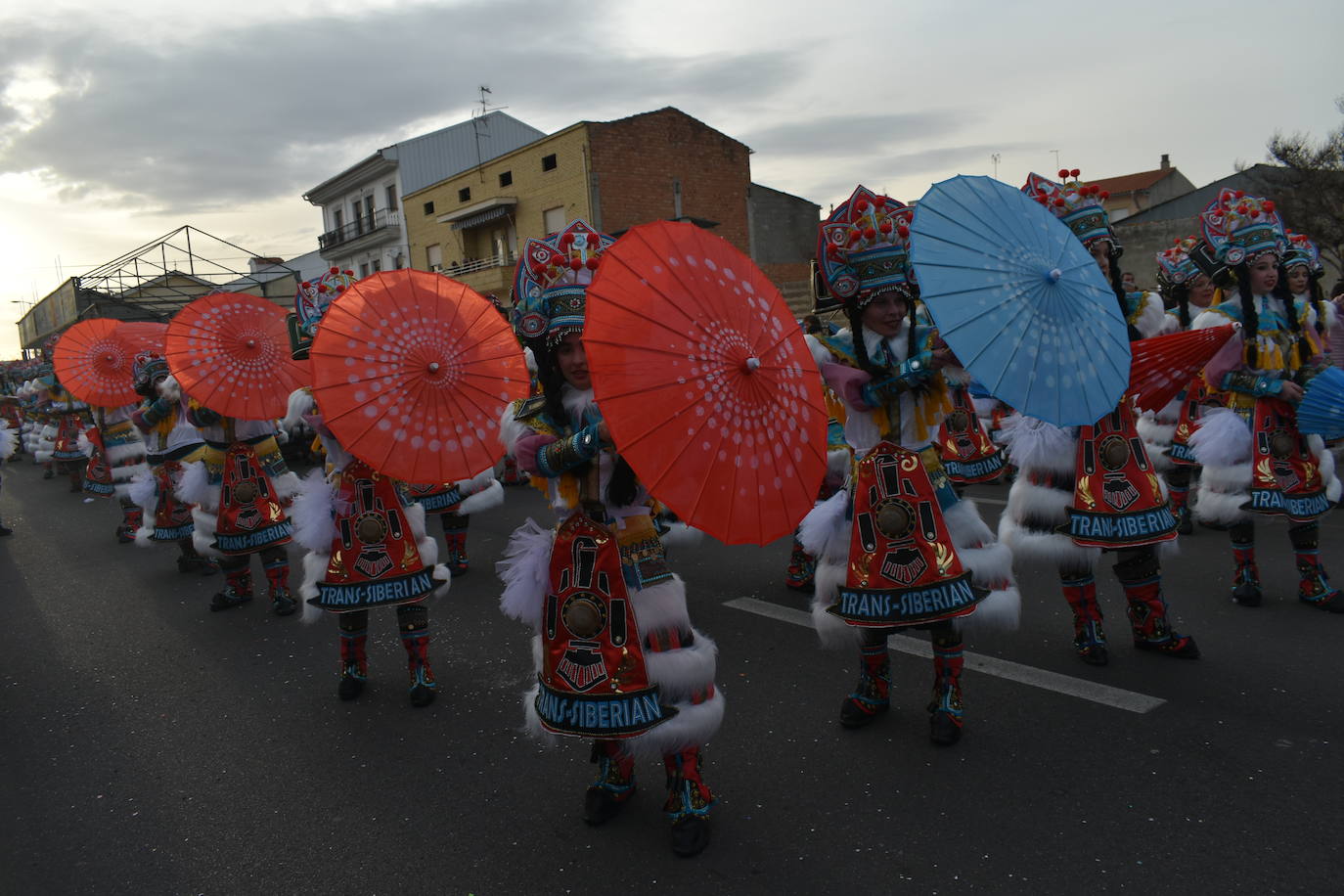 El ritmo, la fantasía y el color del Carnaval llenaron las calles de Miajadas. Más de 700 personas contagiaron su alegría con la mayor diversidad de disfraces y bailes, tanto las comparsas como los participantes individuales y por parejas. Porque sólo el Carnaval es capaz de sacar una sonrisa a todos. 