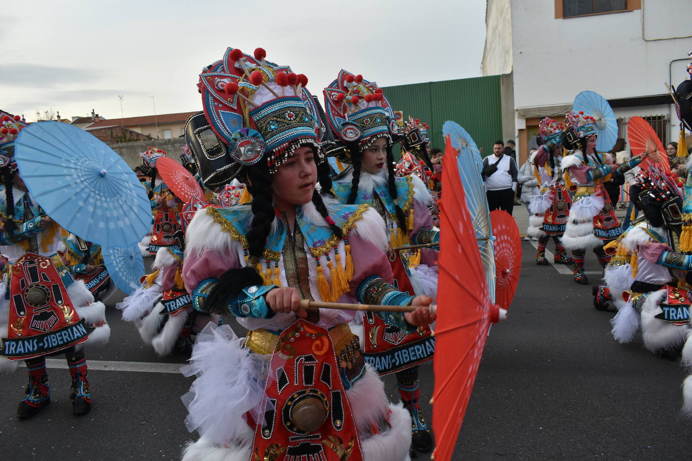 El ritmo, la fantasía y el color del Carnaval llenaron las calles de Miajadas. Más de 700 personas contagiaron su alegría con la mayor diversidad de disfraces y bailes, tanto las comparsas como los participantes individuales y por parejas. Porque sólo el Carnaval es capaz de sacar una sonrisa a todos. 