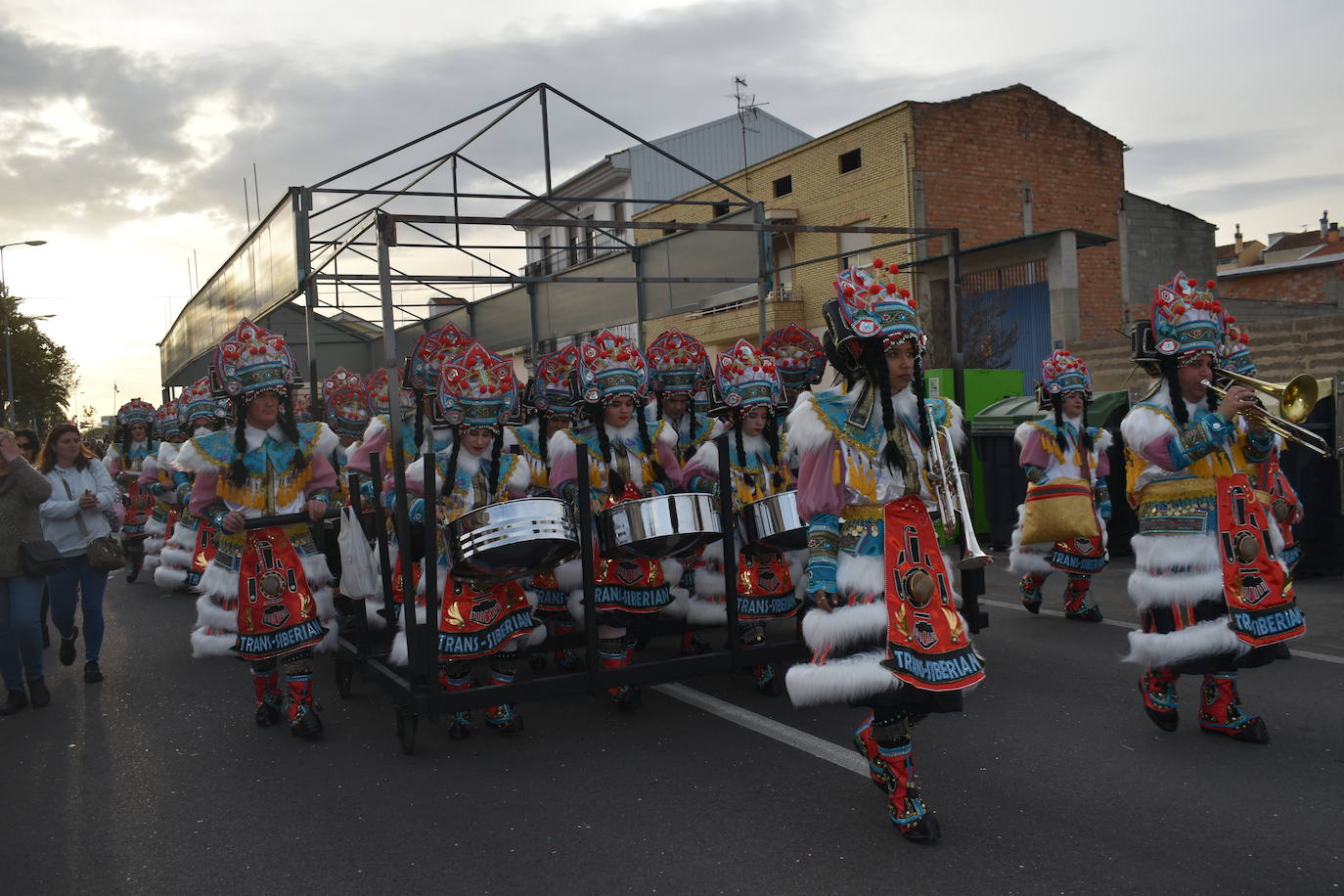El ritmo, la fantasía y el color del Carnaval llenaron las calles de Miajadas. Más de 700 personas contagiaron su alegría con la mayor diversidad de disfraces y bailes, tanto las comparsas como los participantes individuales y por parejas. Porque sólo el Carnaval es capaz de sacar una sonrisa a todos. 