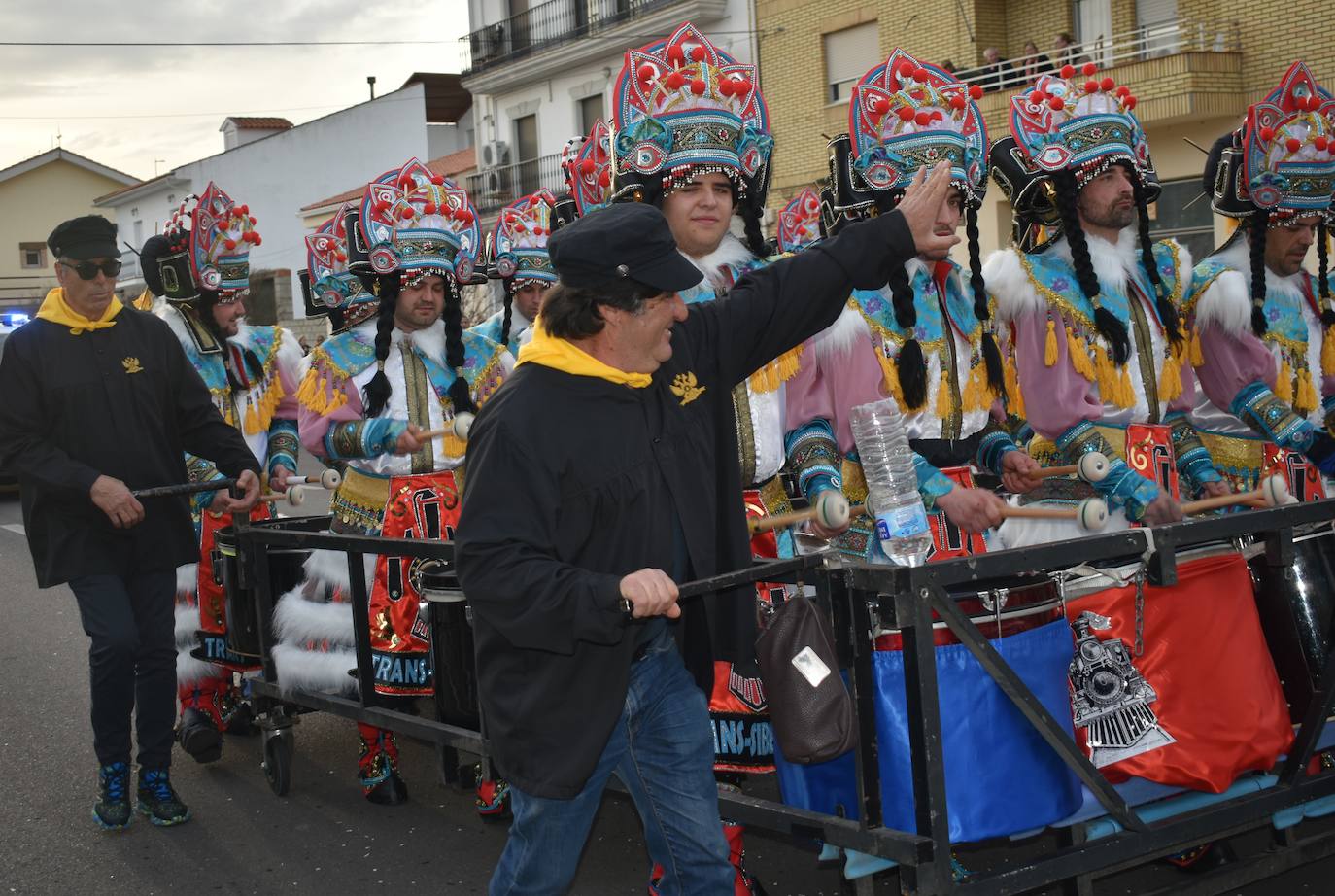 El ritmo, la fantasía y el color del Carnaval llenaron las calles de Miajadas. Más de 700 personas contagiaron su alegría con la mayor diversidad de disfraces y bailes, tanto las comparsas como los participantes individuales y por parejas. Porque sólo el Carnaval es capaz de sacar una sonrisa a todos. 