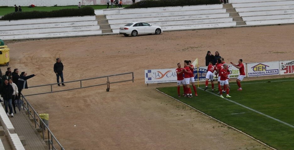 Los jugadores miajadeños dedican su primer gol del partido a su afición 