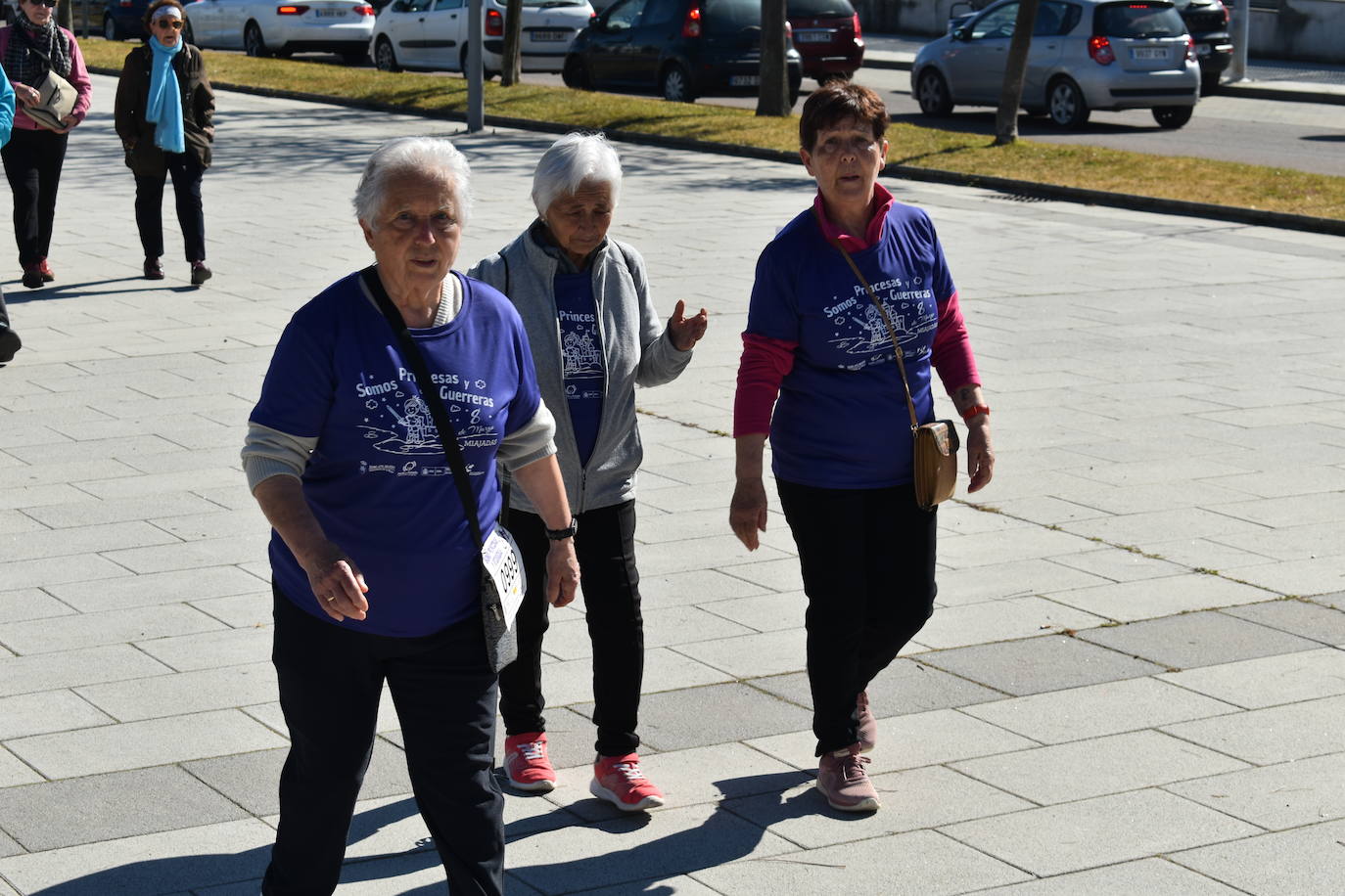 Con motivo de la Marcha del Día Internacional de la Mujer, Miajadas se llenó de Princesas y Guerreras que reivindicaban igualdad entre mujeres y hombres. Y lo hicieron acompañadas y apoyadas precisamente por muchos representantes del género masculino. Una marcha que recorre las calles de la localidad año tras año para dar visibilidad a esta lucha diaria que llevan a cabo desde las generaciones mayores hasta las más pequeñas, las que han vivido más trabas a las que están viviendo desde pequeñas que hay que pelear por seguir derribándolas. Tras la marcha, aún con energía para más, participaron en una Master Class de Zumba, y se llevó a cabo el sorteo de una bicicleta urbana entre todos los y las participantes de la marcha. Paula Rosas García fue la afortunada que volvió pedaleando a casa. 