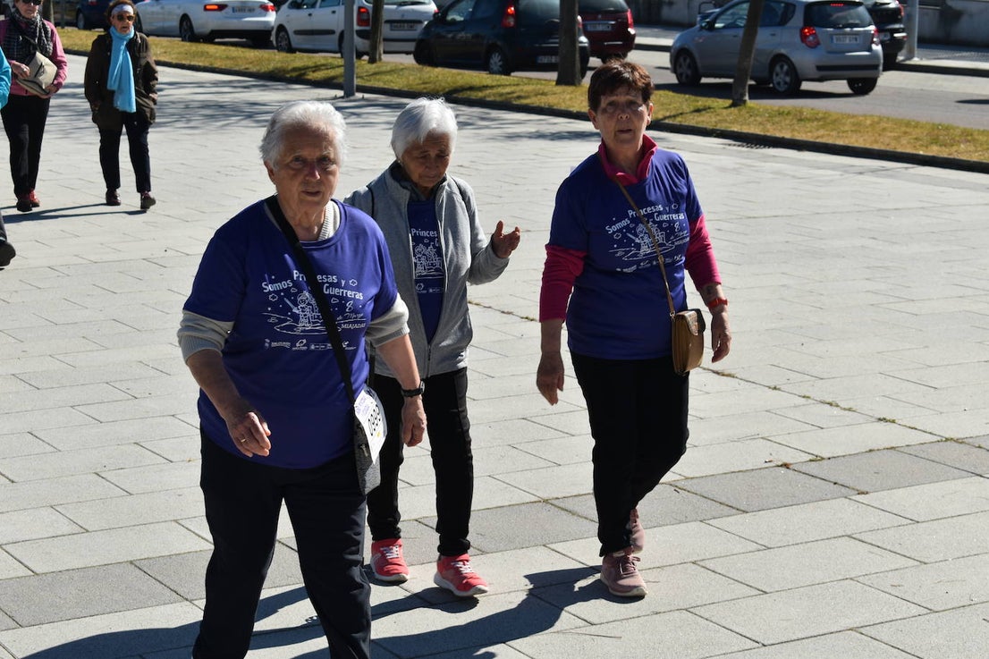 Con motivo de la Marcha del Día Internacional de la Mujer, Miajadas se llenó de Princesas y Guerreras que reivindicaban igualdad entre mujeres y hombres. Y lo hicieron acompañadas y apoyadas precisamente por muchos representantes del género masculino. Una marcha que recorre las calles de la localidad año tras año para dar visibilidad a esta lucha diaria que llevan a cabo desde las generaciones mayores hasta las más pequeñas, las que han vivido más trabas a las que están viviendo desde pequeñas que hay que pelear por seguir derribándolas. Tras la marcha, aún con energía para más, participaron en una Master Class de Zumba, y se llevó a cabo el sorteo de una bicicleta urbana entre todos los y las participantes de la marcha. Paula Rosas García fue la afortunada que volvió pedaleando a casa. 
