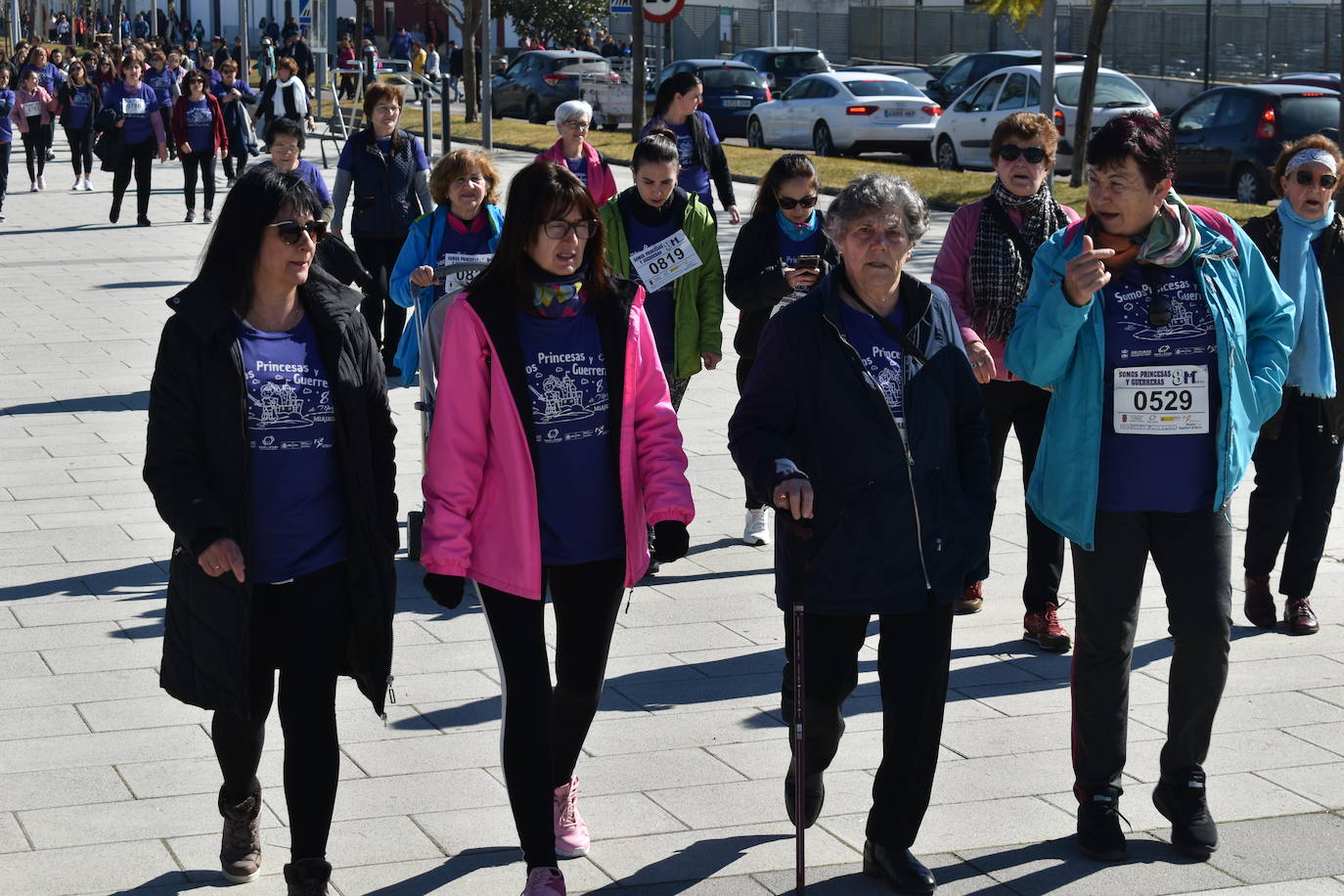 Con motivo de la Marcha del Día Internacional de la Mujer, Miajadas se llenó de Princesas y Guerreras que reivindicaban igualdad entre mujeres y hombres. Y lo hicieron acompañadas y apoyadas precisamente por muchos representantes del género masculino. Una marcha que recorre las calles de la localidad año tras año para dar visibilidad a esta lucha diaria que llevan a cabo desde las generaciones mayores hasta las más pequeñas, las que han vivido más trabas a las que están viviendo desde pequeñas que hay que pelear por seguir derribándolas. Tras la marcha, aún con energía para más, participaron en una Master Class de Zumba, y se llevó a cabo el sorteo de una bicicleta urbana entre todos los y las participantes de la marcha. Paula Rosas García fue la afortunada que volvió pedaleando a casa. 