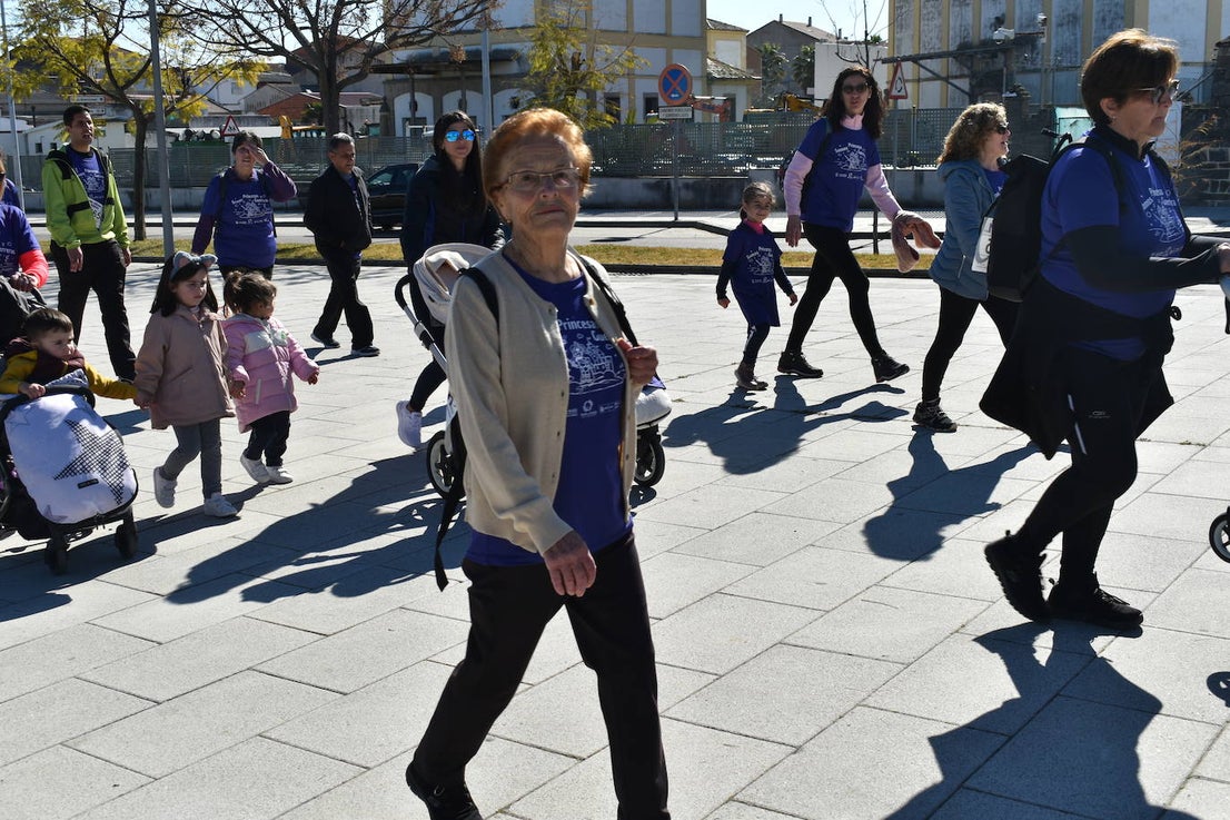 Con motivo de la Marcha del Día Internacional de la Mujer, Miajadas se llenó de Princesas y Guerreras que reivindicaban igualdad entre mujeres y hombres. Y lo hicieron acompañadas y apoyadas precisamente por muchos representantes del género masculino. Una marcha que recorre las calles de la localidad año tras año para dar visibilidad a esta lucha diaria que llevan a cabo desde las generaciones mayores hasta las más pequeñas, las que han vivido más trabas a las que están viviendo desde pequeñas que hay que pelear por seguir derribándolas. Tras la marcha, aún con energía para más, participaron en una Master Class de Zumba, y se llevó a cabo el sorteo de una bicicleta urbana entre todos los y las participantes de la marcha. Paula Rosas García fue la afortunada que volvió pedaleando a casa. 
