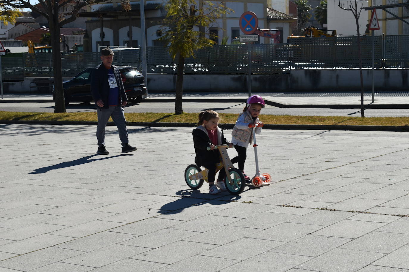 Con motivo de la Marcha del Día Internacional de la Mujer, Miajadas se llenó de Princesas y Guerreras que reivindicaban igualdad entre mujeres y hombres. Y lo hicieron acompañadas y apoyadas precisamente por muchos representantes del género masculino. Una marcha que recorre las calles de la localidad año tras año para dar visibilidad a esta lucha diaria que llevan a cabo desde las generaciones mayores hasta las más pequeñas, las que han vivido más trabas a las que están viviendo desde pequeñas que hay que pelear por seguir derribándolas. Tras la marcha, aún con energía para más, participaron en una Master Class de Zumba, y se llevó a cabo el sorteo de una bicicleta urbana entre todos los y las participantes de la marcha. Paula Rosas García fue la afortunada que volvió pedaleando a casa. 