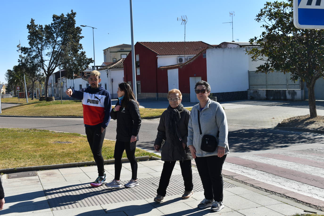 Con motivo de la Marcha del Día Internacional de la Mujer, Miajadas se llenó de Princesas y Guerreras que reivindicaban igualdad entre mujeres y hombres. Y lo hicieron acompañadas y apoyadas precisamente por muchos representantes del género masculino. Una marcha que recorre las calles de la localidad año tras año para dar visibilidad a esta lucha diaria que llevan a cabo desde las generaciones mayores hasta las más pequeñas, las que han vivido más trabas a las que están viviendo desde pequeñas que hay que pelear por seguir derribándolas. Tras la marcha, aún con energía para más, participaron en una Master Class de Zumba, y se llevó a cabo el sorteo de una bicicleta urbana entre todos los y las participantes de la marcha. Paula Rosas García fue la afortunada que volvió pedaleando a casa. 