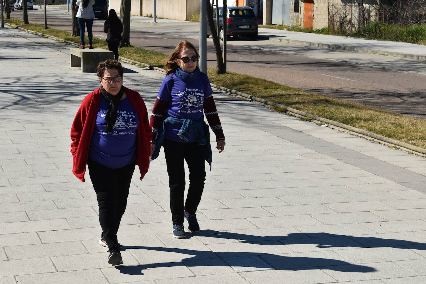 Con motivo de la Marcha del Día Internacional de la Mujer, Miajadas se llenó de Princesas y Guerreras que reivindicaban igualdad entre mujeres y hombres. Y lo hicieron acompañadas y apoyadas precisamente por muchos representantes del género masculino. Una marcha que recorre las calles de la localidad año tras año para dar visibilidad a esta lucha diaria que llevan a cabo desde las generaciones mayores hasta las más pequeñas, las que han vivido más trabas a las que están viviendo desde pequeñas que hay que pelear por seguir derribándolas. Tras la marcha, aún con energía para más, participaron en una Master Class de Zumba, y se llevó a cabo el sorteo de una bicicleta urbana entre todos los y las participantes de la marcha. Paula Rosas García fue la afortunada que volvió pedaleando a casa. 