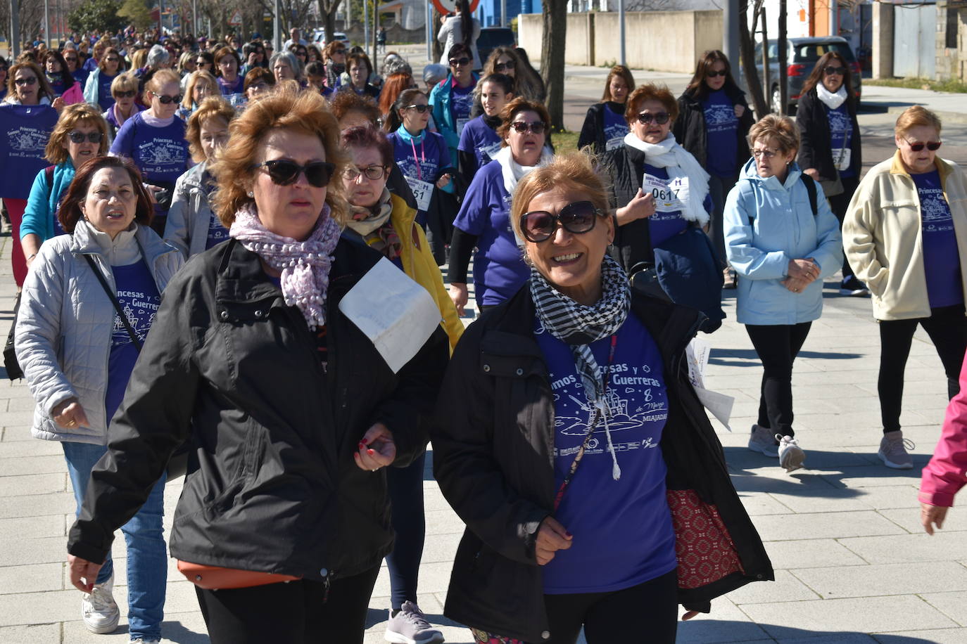 Con motivo de la Marcha del Día Internacional de la Mujer, Miajadas se llenó de Princesas y Guerreras que reivindicaban igualdad entre mujeres y hombres. Y lo hicieron acompañadas y apoyadas precisamente por muchos representantes del género masculino. Una marcha que recorre las calles de la localidad año tras año para dar visibilidad a esta lucha diaria que llevan a cabo desde las generaciones mayores hasta las más pequeñas, las que han vivido más trabas a las que están viviendo desde pequeñas que hay que pelear por seguir derribándolas. Tras la marcha, aún con energía para más, participaron en una Master Class de Zumba, y se llevó a cabo el sorteo de una bicicleta urbana entre todos los y las participantes de la marcha. Paula Rosas García fue la afortunada que volvió pedaleando a casa. 