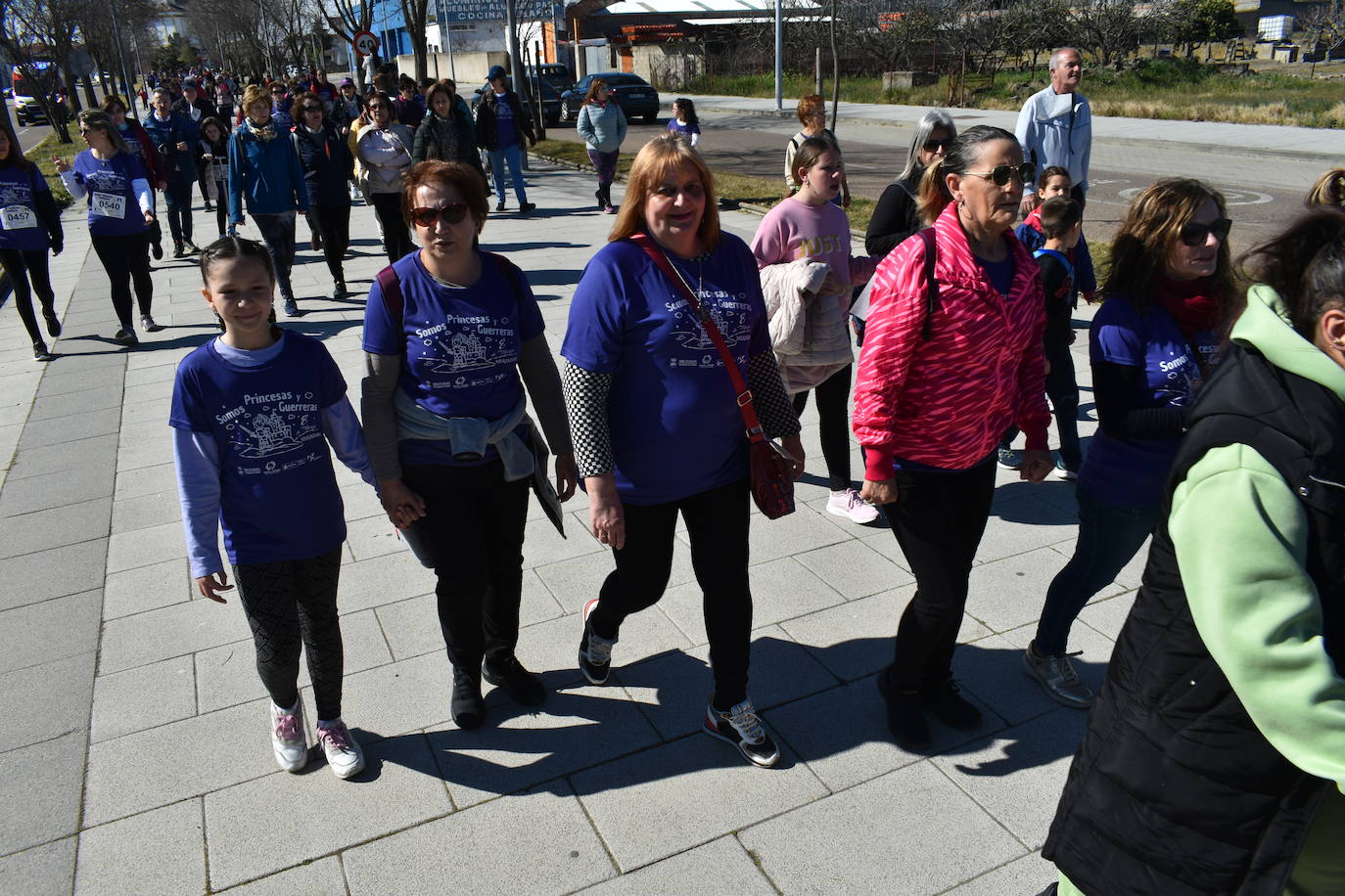 Con motivo de la Marcha del Día Internacional de la Mujer, Miajadas se llenó de Princesas y Guerreras que reivindicaban igualdad entre mujeres y hombres. Y lo hicieron acompañadas y apoyadas precisamente por muchos representantes del género masculino. Una marcha que recorre las calles de la localidad año tras año para dar visibilidad a esta lucha diaria que llevan a cabo desde las generaciones mayores hasta las más pequeñas, las que han vivido más trabas a las que están viviendo desde pequeñas que hay que pelear por seguir derribándolas. Tras la marcha, aún con energía para más, participaron en una Master Class de Zumba, y se llevó a cabo el sorteo de una bicicleta urbana entre todos los y las participantes de la marcha. Paula Rosas García fue la afortunada que volvió pedaleando a casa. 