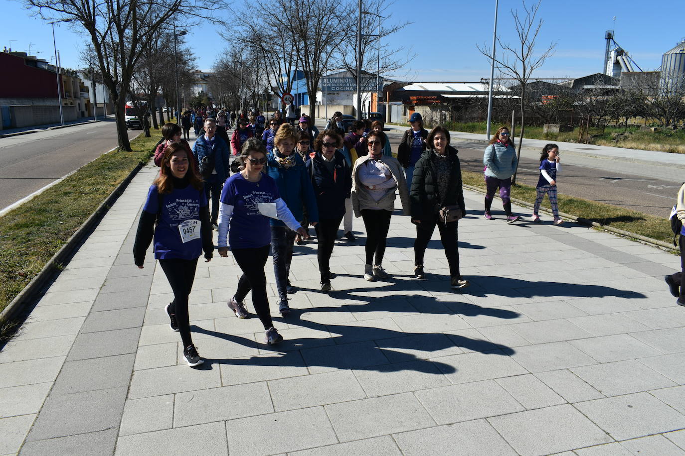 Con motivo de la Marcha del Día Internacional de la Mujer, Miajadas se llenó de Princesas y Guerreras que reivindicaban igualdad entre mujeres y hombres. Y lo hicieron acompañadas y apoyadas precisamente por muchos representantes del género masculino. Una marcha que recorre las calles de la localidad año tras año para dar visibilidad a esta lucha diaria que llevan a cabo desde las generaciones mayores hasta las más pequeñas, las que han vivido más trabas a las que están viviendo desde pequeñas que hay que pelear por seguir derribándolas. Tras la marcha, aún con energía para más, participaron en una Master Class de Zumba, y se llevó a cabo el sorteo de una bicicleta urbana entre todos los y las participantes de la marcha. Paula Rosas García fue la afortunada que volvió pedaleando a casa. 