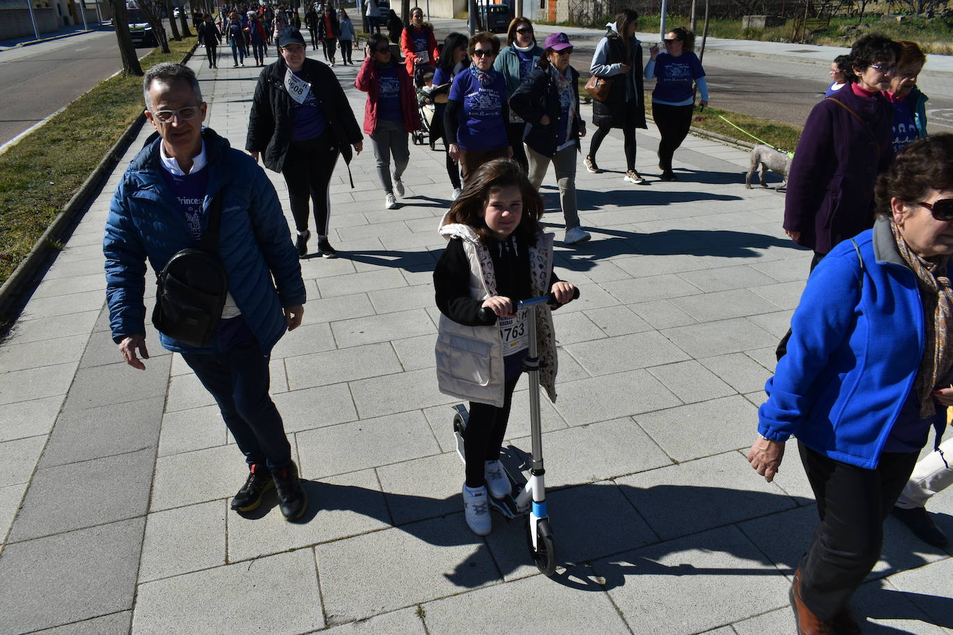 Con motivo de la Marcha del Día Internacional de la Mujer, Miajadas se llenó de Princesas y Guerreras que reivindicaban igualdad entre mujeres y hombres. Y lo hicieron acompañadas y apoyadas precisamente por muchos representantes del género masculino. Una marcha que recorre las calles de la localidad año tras año para dar visibilidad a esta lucha diaria que llevan a cabo desde las generaciones mayores hasta las más pequeñas, las que han vivido más trabas a las que están viviendo desde pequeñas que hay que pelear por seguir derribándolas. Tras la marcha, aún con energía para más, participaron en una Master Class de Zumba, y se llevó a cabo el sorteo de una bicicleta urbana entre todos los y las participantes de la marcha. Paula Rosas García fue la afortunada que volvió pedaleando a casa. 