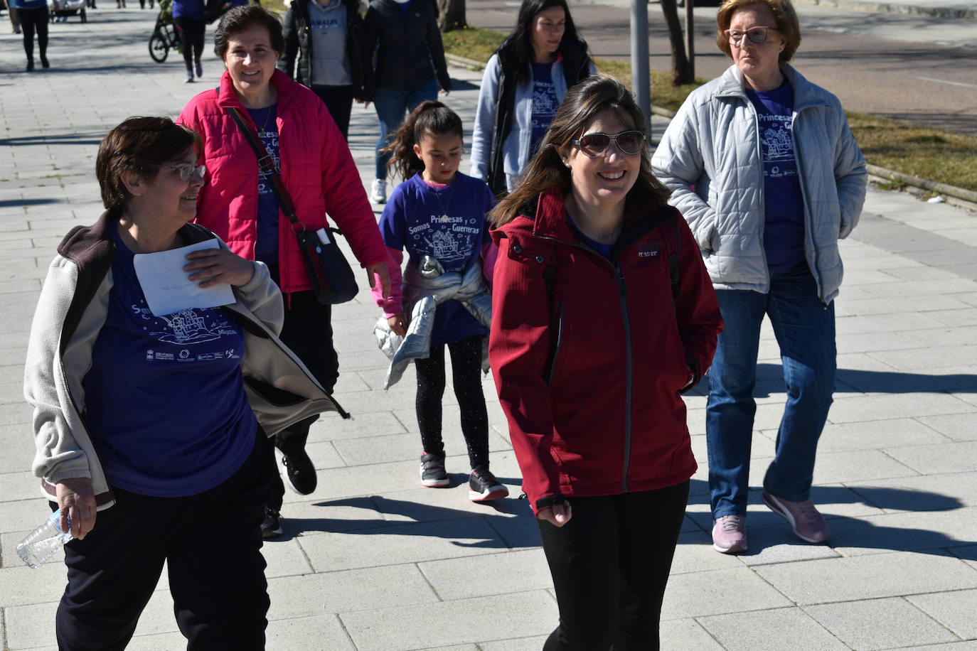 Con motivo de la Marcha del Día Internacional de la Mujer, Miajadas se llenó de Princesas y Guerreras que reivindicaban igualdad entre mujeres y hombres. Y lo hicieron acompañadas y apoyadas precisamente por muchos representantes del género masculino. Una marcha que recorre las calles de la localidad año tras año para dar visibilidad a esta lucha diaria que llevan a cabo desde las generaciones mayores hasta las más pequeñas, las que han vivido más trabas a las que están viviendo desde pequeñas que hay que pelear por seguir derribándolas. Tras la marcha, aún con energía para más, participaron en una Master Class de Zumba, y se llevó a cabo el sorteo de una bicicleta urbana entre todos los y las participantes de la marcha. Paula Rosas García fue la afortunada que volvió pedaleando a casa. 
