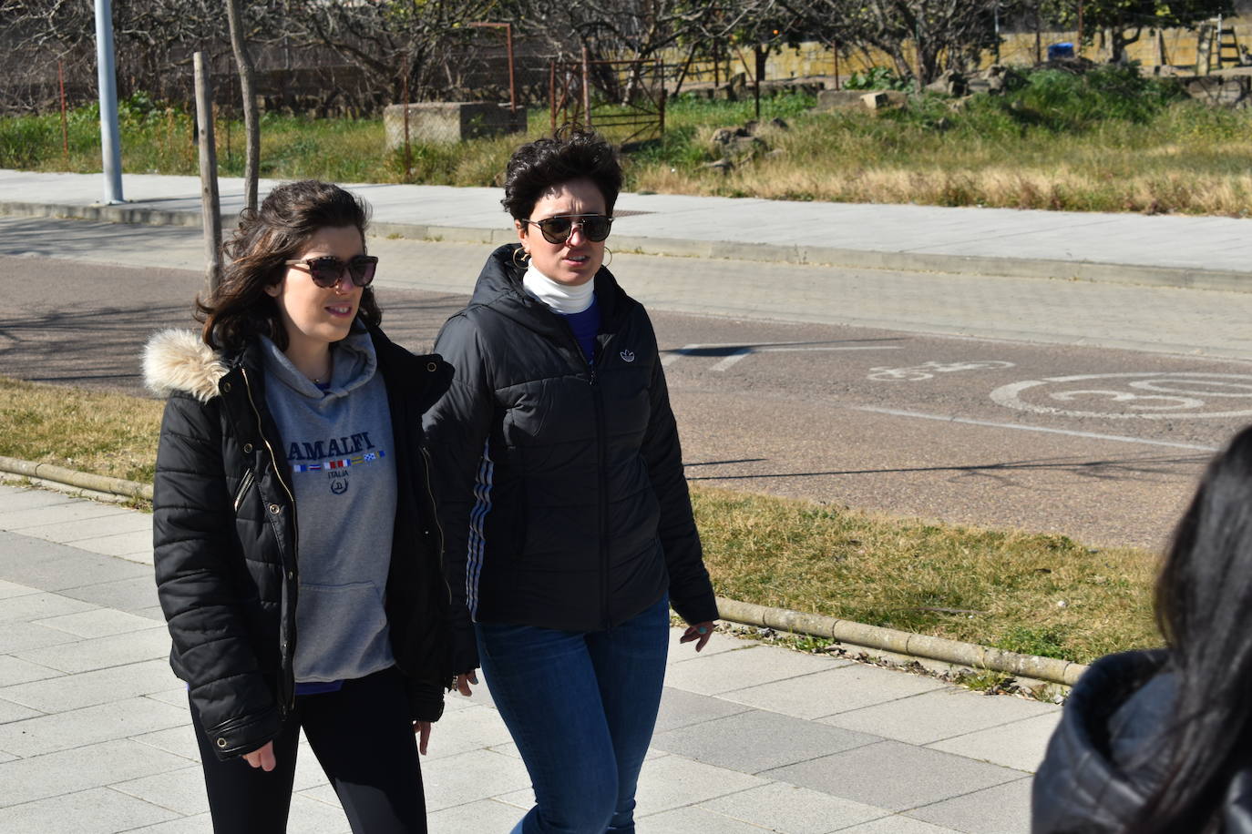 Con motivo de la Marcha del Día Internacional de la Mujer, Miajadas se llenó de Princesas y Guerreras que reivindicaban igualdad entre mujeres y hombres. Y lo hicieron acompañadas y apoyadas precisamente por muchos representantes del género masculino. Una marcha que recorre las calles de la localidad año tras año para dar visibilidad a esta lucha diaria que llevan a cabo desde las generaciones mayores hasta las más pequeñas, las que han vivido más trabas a las que están viviendo desde pequeñas que hay que pelear por seguir derribándolas. Tras la marcha, aún con energía para más, participaron en una Master Class de Zumba, y se llevó a cabo el sorteo de una bicicleta urbana entre todos los y las participantes de la marcha. Paula Rosas García fue la afortunada que volvió pedaleando a casa. 