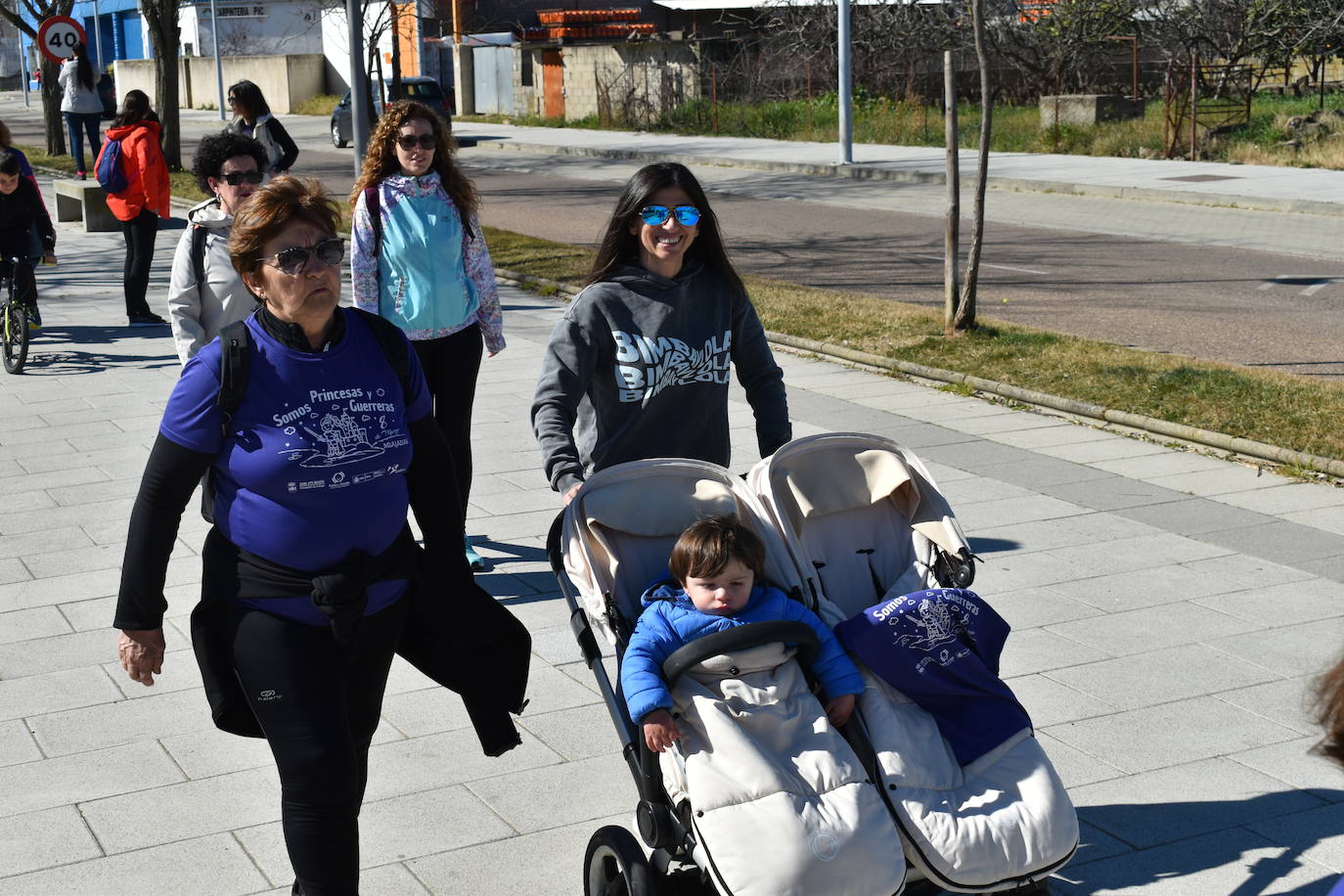 Con motivo de la Marcha del Día Internacional de la Mujer, Miajadas se llenó de Princesas y Guerreras que reivindicaban igualdad entre mujeres y hombres. Y lo hicieron acompañadas y apoyadas precisamente por muchos representantes del género masculino. Una marcha que recorre las calles de la localidad año tras año para dar visibilidad a esta lucha diaria que llevan a cabo desde las generaciones mayores hasta las más pequeñas, las que han vivido más trabas a las que están viviendo desde pequeñas que hay que pelear por seguir derribándolas. Tras la marcha, aún con energía para más, participaron en una Master Class de Zumba, y se llevó a cabo el sorteo de una bicicleta urbana entre todos los y las participantes de la marcha. Paula Rosas García fue la afortunada que volvió pedaleando a casa. 