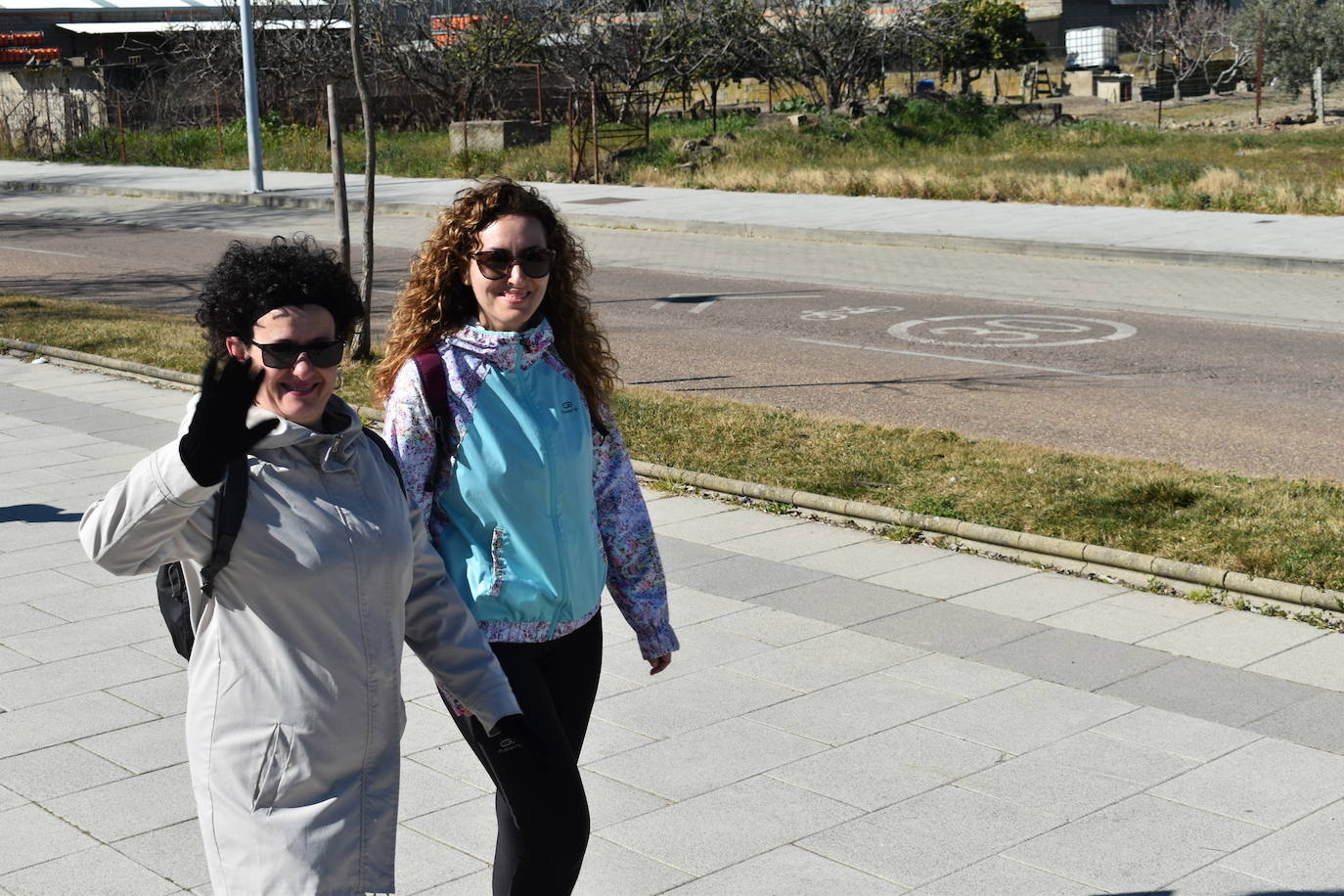 Con motivo de la Marcha del Día Internacional de la Mujer, Miajadas se llenó de Princesas y Guerreras que reivindicaban igualdad entre mujeres y hombres. Y lo hicieron acompañadas y apoyadas precisamente por muchos representantes del género masculino. Una marcha que recorre las calles de la localidad año tras año para dar visibilidad a esta lucha diaria que llevan a cabo desde las generaciones mayores hasta las más pequeñas, las que han vivido más trabas a las que están viviendo desde pequeñas que hay que pelear por seguir derribándolas. Tras la marcha, aún con energía para más, participaron en una Master Class de Zumba, y se llevó a cabo el sorteo de una bicicleta urbana entre todos los y las participantes de la marcha. Paula Rosas García fue la afortunada que volvió pedaleando a casa. 
