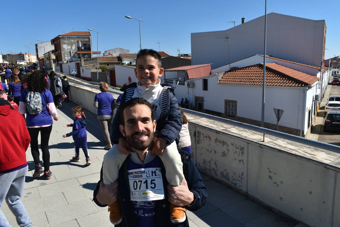 Con motivo de la Marcha del Día Internacional de la Mujer, Miajadas se llenó de Princesas y Guerreras que reivindicaban igualdad entre mujeres y hombres. Y lo hicieron acompañadas y apoyadas precisamente por muchos representantes del género masculino. Una marcha que recorre las calles de la localidad año tras año para dar visibilidad a esta lucha diaria que llevan a cabo desde las generaciones mayores hasta las más pequeñas, las que han vivido más trabas a las que están viviendo desde pequeñas que hay que pelear por seguir derribándolas. Tras la marcha, aún con energía para más, participaron en una Master Class de Zumba, y se llevó a cabo el sorteo de una bicicleta urbana entre todos los y las participantes de la marcha. Paula Rosas García fue la afortunada que volvió pedaleando a casa. 