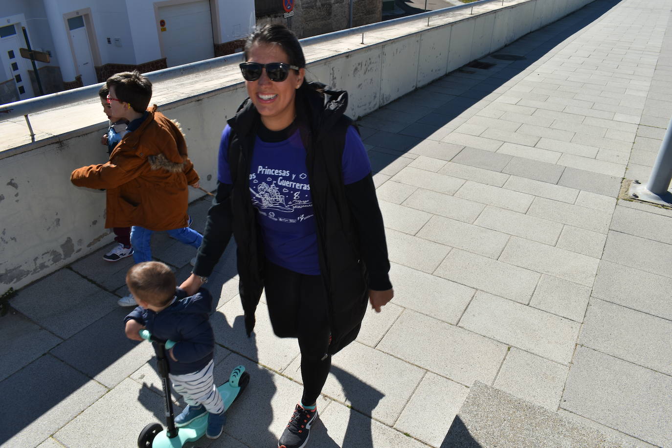 Con motivo de la Marcha del Día Internacional de la Mujer, Miajadas se llenó de Princesas y Guerreras que reivindicaban igualdad entre mujeres y hombres. Y lo hicieron acompañadas y apoyadas precisamente por muchos representantes del género masculino. Una marcha que recorre las calles de la localidad año tras año para dar visibilidad a esta lucha diaria que llevan a cabo desde las generaciones mayores hasta las más pequeñas, las que han vivido más trabas a las que están viviendo desde pequeñas que hay que pelear por seguir derribándolas. Tras la marcha, aún con energía para más, participaron en una Master Class de Zumba, y se llevó a cabo el sorteo de una bicicleta urbana entre todos los y las participantes de la marcha. Paula Rosas García fue la afortunada que volvió pedaleando a casa. 