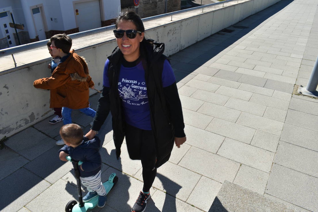 Con motivo de la Marcha del Día Internacional de la Mujer, Miajadas se llenó de Princesas y Guerreras que reivindicaban igualdad entre mujeres y hombres. Y lo hicieron acompañadas y apoyadas precisamente por muchos representantes del género masculino. Una marcha que recorre las calles de la localidad año tras año para dar visibilidad a esta lucha diaria que llevan a cabo desde las generaciones mayores hasta las más pequeñas, las que han vivido más trabas a las que están viviendo desde pequeñas que hay que pelear por seguir derribándolas. Tras la marcha, aún con energía para más, participaron en una Master Class de Zumba, y se llevó a cabo el sorteo de una bicicleta urbana entre todos los y las participantes de la marcha. Paula Rosas García fue la afortunada que volvió pedaleando a casa. 