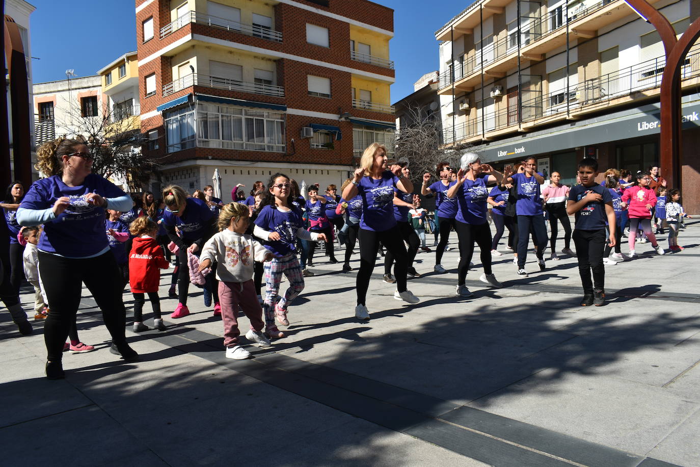 Con motivo de la Marcha del Día Internacional de la Mujer, Miajadas se llenó de Princesas y Guerreras que reivindicaban igualdad entre mujeres y hombres. Y lo hicieron acompañadas y apoyadas precisamente por muchos representantes del género masculino. Una marcha que recorre las calles de la localidad año tras año para dar visibilidad a esta lucha diaria que llevan a cabo desde las generaciones mayores hasta las más pequeñas, las que han vivido más trabas a las que están viviendo desde pequeñas que hay que pelear por seguir derribándolas. Tras la marcha, aún con energía para más, participaron en una Master Class de Zumba, y se llevó a cabo el sorteo de una bicicleta urbana entre todos los y las participantes de la marcha. Paula Rosas García fue la afortunada que volvió pedaleando a casa. 