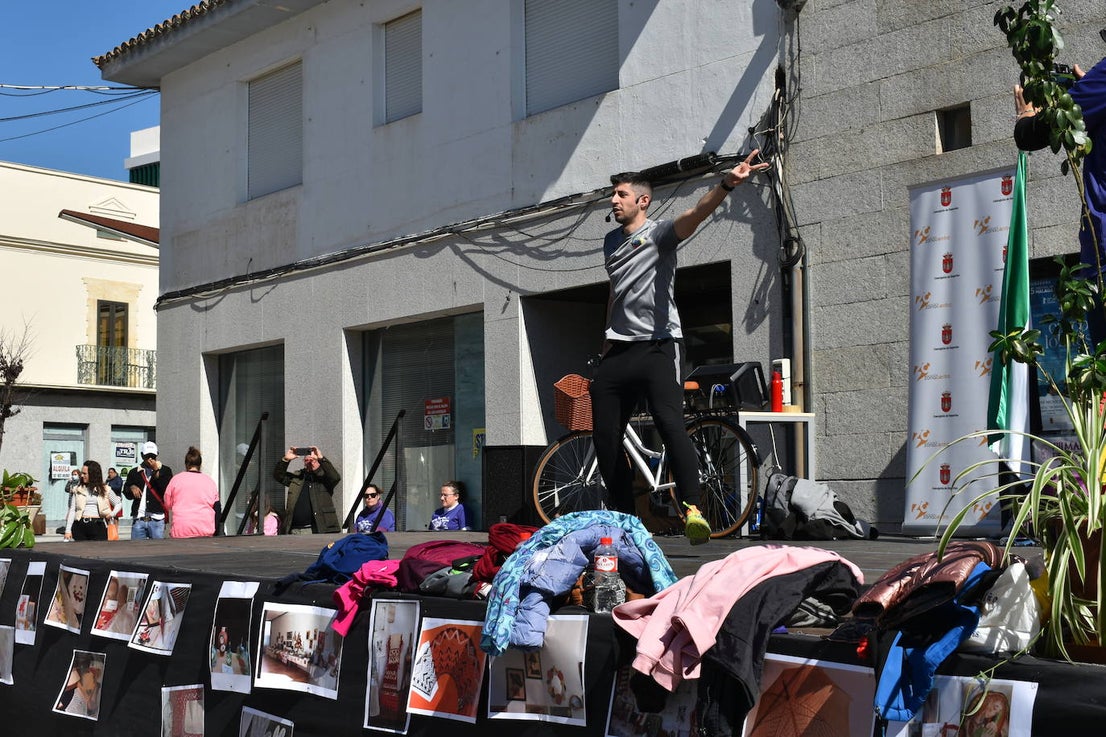 Con motivo de la Marcha del Día Internacional de la Mujer, Miajadas se llenó de Princesas y Guerreras que reivindicaban igualdad entre mujeres y hombres. Y lo hicieron acompañadas y apoyadas precisamente por muchos representantes del género masculino. Una marcha que recorre las calles de la localidad año tras año para dar visibilidad a esta lucha diaria que llevan a cabo desde las generaciones mayores hasta las más pequeñas, las que han vivido más trabas a las que están viviendo desde pequeñas que hay que pelear por seguir derribándolas. Tras la marcha, aún con energía para más, participaron en una Master Class de Zumba, y se llevó a cabo el sorteo de una bicicleta urbana entre todos los y las participantes de la marcha. Paula Rosas García fue la afortunada que volvió pedaleando a casa. 