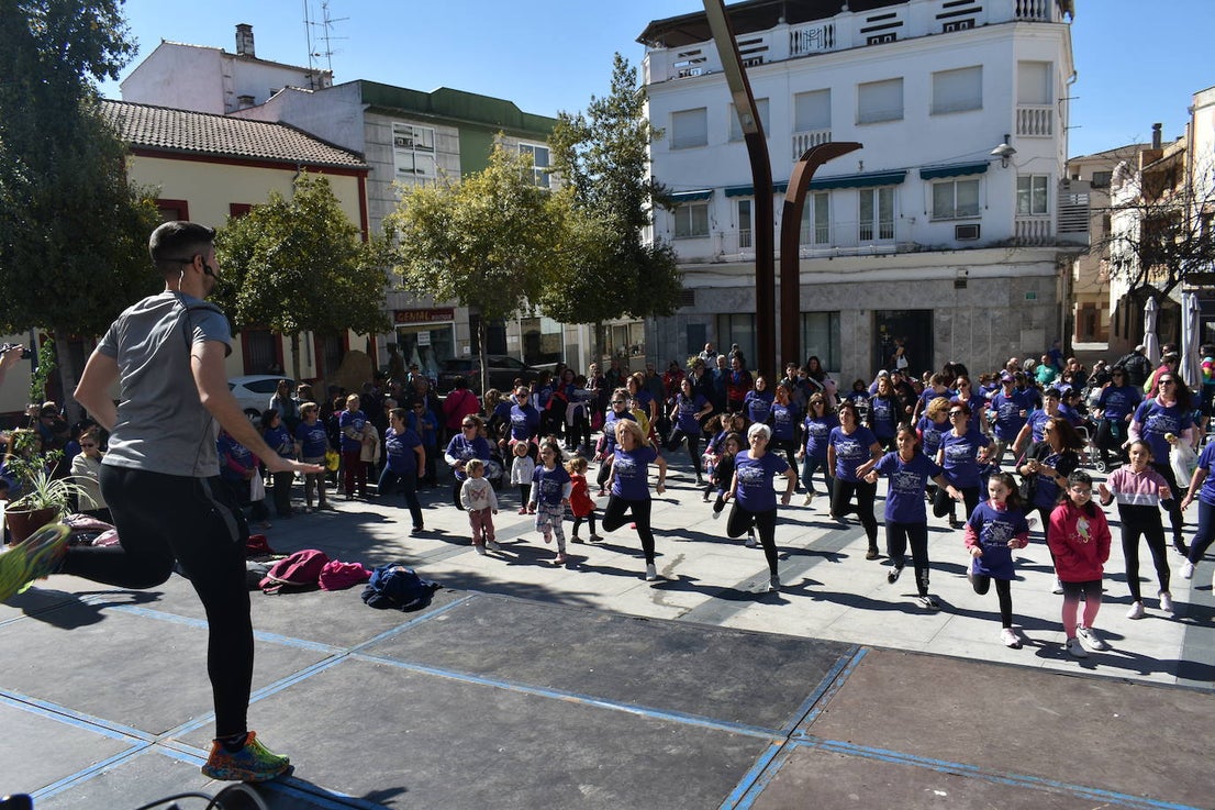 Con motivo de la Marcha del Día Internacional de la Mujer, Miajadas se llenó de Princesas y Guerreras que reivindicaban igualdad entre mujeres y hombres. Y lo hicieron acompañadas y apoyadas precisamente por muchos representantes del género masculino. Una marcha que recorre las calles de la localidad año tras año para dar visibilidad a esta lucha diaria que llevan a cabo desde las generaciones mayores hasta las más pequeñas, las que han vivido más trabas a las que están viviendo desde pequeñas que hay que pelear por seguir derribándolas. Tras la marcha, aún con energía para más, participaron en una Master Class de Zumba, y se llevó a cabo el sorteo de una bicicleta urbana entre todos los y las participantes de la marcha. Paula Rosas García fue la afortunada que volvió pedaleando a casa. 