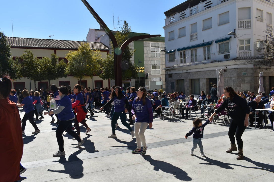 Con motivo de la Marcha del Día Internacional de la Mujer, Miajadas se llenó de Princesas y Guerreras que reivindicaban igualdad entre mujeres y hombres. Y lo hicieron acompañadas y apoyadas precisamente por muchos representantes del género masculino. Una marcha que recorre las calles de la localidad año tras año para dar visibilidad a esta lucha diaria que llevan a cabo desde las generaciones mayores hasta las más pequeñas, las que han vivido más trabas a las que están viviendo desde pequeñas que hay que pelear por seguir derribándolas. Tras la marcha, aún con energía para más, participaron en una Master Class de Zumba, y se llevó a cabo el sorteo de una bicicleta urbana entre todos los y las participantes de la marcha. Paula Rosas García fue la afortunada que volvió pedaleando a casa. 