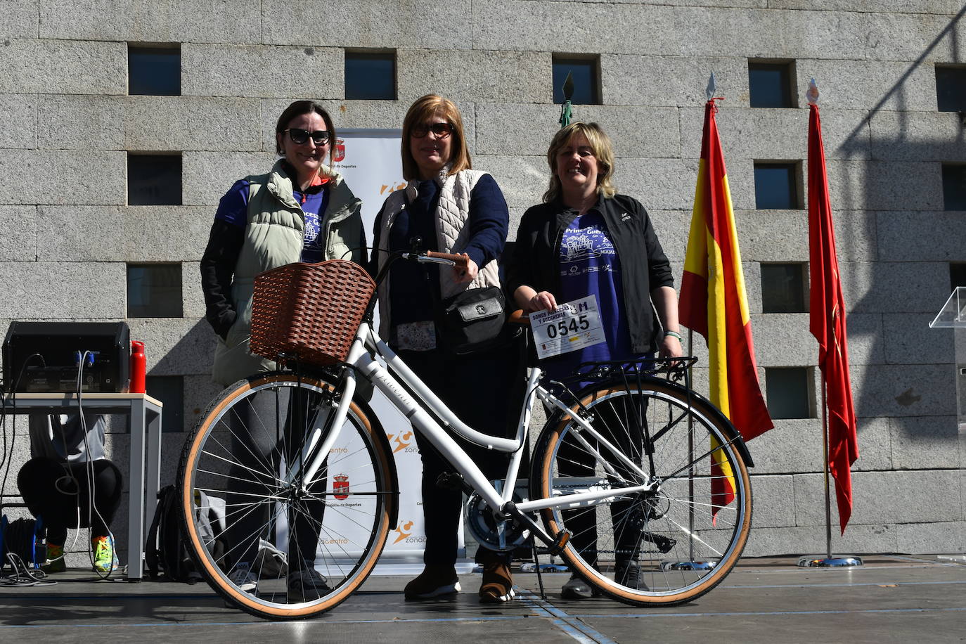 Con motivo de la Marcha del Día Internacional de la Mujer, Miajadas se llenó de Princesas y Guerreras que reivindicaban igualdad entre mujeres y hombres. Y lo hicieron acompañadas y apoyadas precisamente por muchos representantes del género masculino. Una marcha que recorre las calles de la localidad año tras año para dar visibilidad a esta lucha diaria que llevan a cabo desde las generaciones mayores hasta las más pequeñas, las que han vivido más trabas a las que están viviendo desde pequeñas que hay que pelear por seguir derribándolas. Tras la marcha, aún con energía para más, participaron en una Master Class de Zumba, y se llevó a cabo el sorteo de una bicicleta urbana entre todos los y las participantes de la marcha. Paula Rosas García fue la afortunada que volvió pedaleando a casa. 