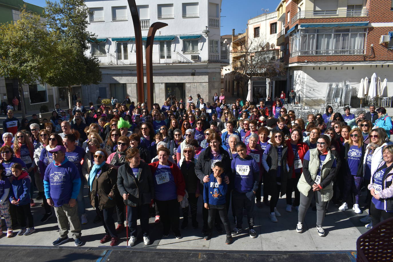Con motivo de la Marcha del Día Internacional de la Mujer, Miajadas se llenó de Princesas y Guerreras que reivindicaban igualdad entre mujeres y hombres. Y lo hicieron acompañadas y apoyadas precisamente por muchos representantes del género masculino. Una marcha que recorre las calles de la localidad año tras año para dar visibilidad a esta lucha diaria que llevan a cabo desde las generaciones mayores hasta las más pequeñas, las que han vivido más trabas a las que están viviendo desde pequeñas que hay que pelear por seguir derribándolas. Tras la marcha, aún con energía para más, participaron en una Master Class de Zumba, y se llevó a cabo el sorteo de una bicicleta urbana entre todos los y las participantes de la marcha. Paula Rosas García fue la afortunada que volvió pedaleando a casa. 