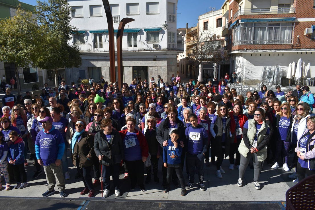 Con motivo de la Marcha del Día Internacional de la Mujer, Miajadas se llenó de Princesas y Guerreras que reivindicaban igualdad entre mujeres y hombres. Y lo hicieron acompañadas y apoyadas precisamente por muchos representantes del género masculino. Una marcha que recorre las calles de la localidad año tras año para dar visibilidad a esta lucha diaria que llevan a cabo desde las generaciones mayores hasta las más pequeñas, las que han vivido más trabas a las que están viviendo desde pequeñas que hay que pelear por seguir derribándolas. Tras la marcha, aún con energía para más, participaron en una Master Class de Zumba, y se llevó a cabo el sorteo de una bicicleta urbana entre todos los y las participantes de la marcha. Paula Rosas García fue la afortunada que volvió pedaleando a casa. 