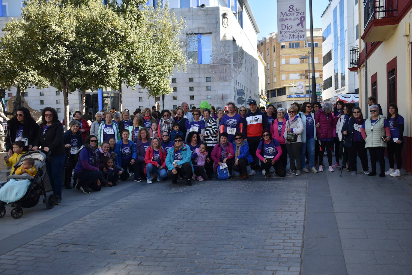 Con motivo de la Marcha del Día Internacional de la Mujer, Miajadas se llenó de Princesas y Guerreras que reivindicaban igualdad entre mujeres y hombres. Y lo hicieron acompañadas y apoyadas precisamente por muchos representantes del género masculino. Una marcha que recorre las calles de la localidad año tras año para dar visibilidad a esta lucha diaria que llevan a cabo desde las generaciones mayores hasta las más pequeñas, las que han vivido más trabas a las que están viviendo desde pequeñas que hay que pelear por seguir derribándolas. Tras la marcha, aún con energía para más, participaron en una Master Class de Zumba, y se llevó a cabo el sorteo de una bicicleta urbana entre todos los y las participantes de la marcha. Paula Rosas García fue la afortunada que volvió pedaleando a casa. 