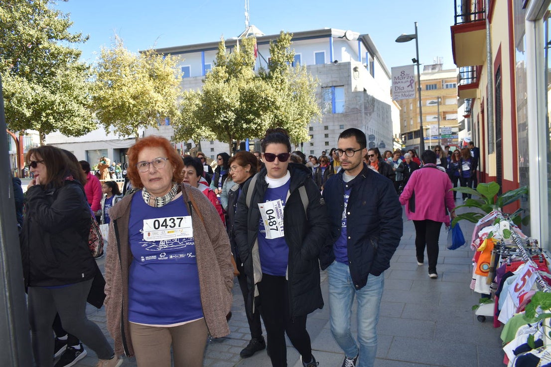 Con motivo de la Marcha del Día Internacional de la Mujer, Miajadas se llenó de Princesas y Guerreras que reivindicaban igualdad entre mujeres y hombres. Y lo hicieron acompañadas y apoyadas precisamente por muchos representantes del género masculino. Una marcha que recorre las calles de la localidad año tras año para dar visibilidad a esta lucha diaria que llevan a cabo desde las generaciones mayores hasta las más pequeñas, las que han vivido más trabas a las que están viviendo desde pequeñas que hay que pelear por seguir derribándolas. Tras la marcha, aún con energía para más, participaron en una Master Class de Zumba, y se llevó a cabo el sorteo de una bicicleta urbana entre todos los y las participantes de la marcha. Paula Rosas García fue la afortunada que volvió pedaleando a casa. 