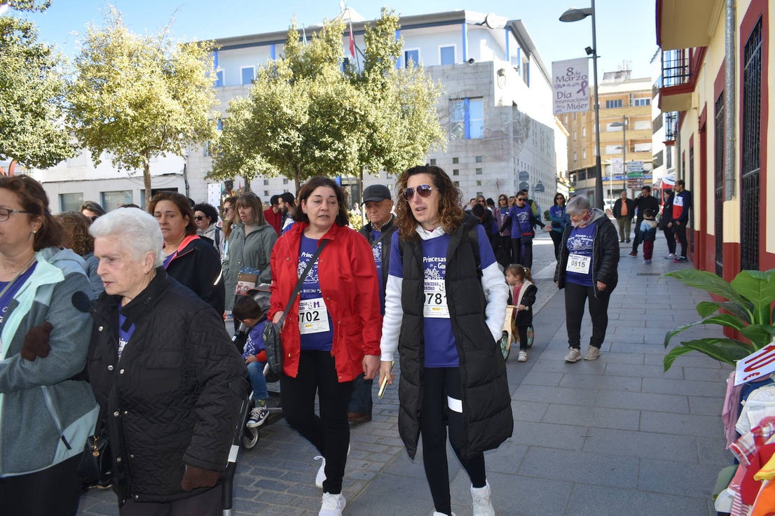 Con motivo de la Marcha del Día Internacional de la Mujer, Miajadas se llenó de Princesas y Guerreras que reivindicaban igualdad entre mujeres y hombres. Y lo hicieron acompañadas y apoyadas precisamente por muchos representantes del género masculino. Una marcha que recorre las calles de la localidad año tras año para dar visibilidad a esta lucha diaria que llevan a cabo desde las generaciones mayores hasta las más pequeñas, las que han vivido más trabas a las que están viviendo desde pequeñas que hay que pelear por seguir derribándolas. Tras la marcha, aún con energía para más, participaron en una Master Class de Zumba, y se llevó a cabo el sorteo de una bicicleta urbana entre todos los y las participantes de la marcha. Paula Rosas García fue la afortunada que volvió pedaleando a casa. 