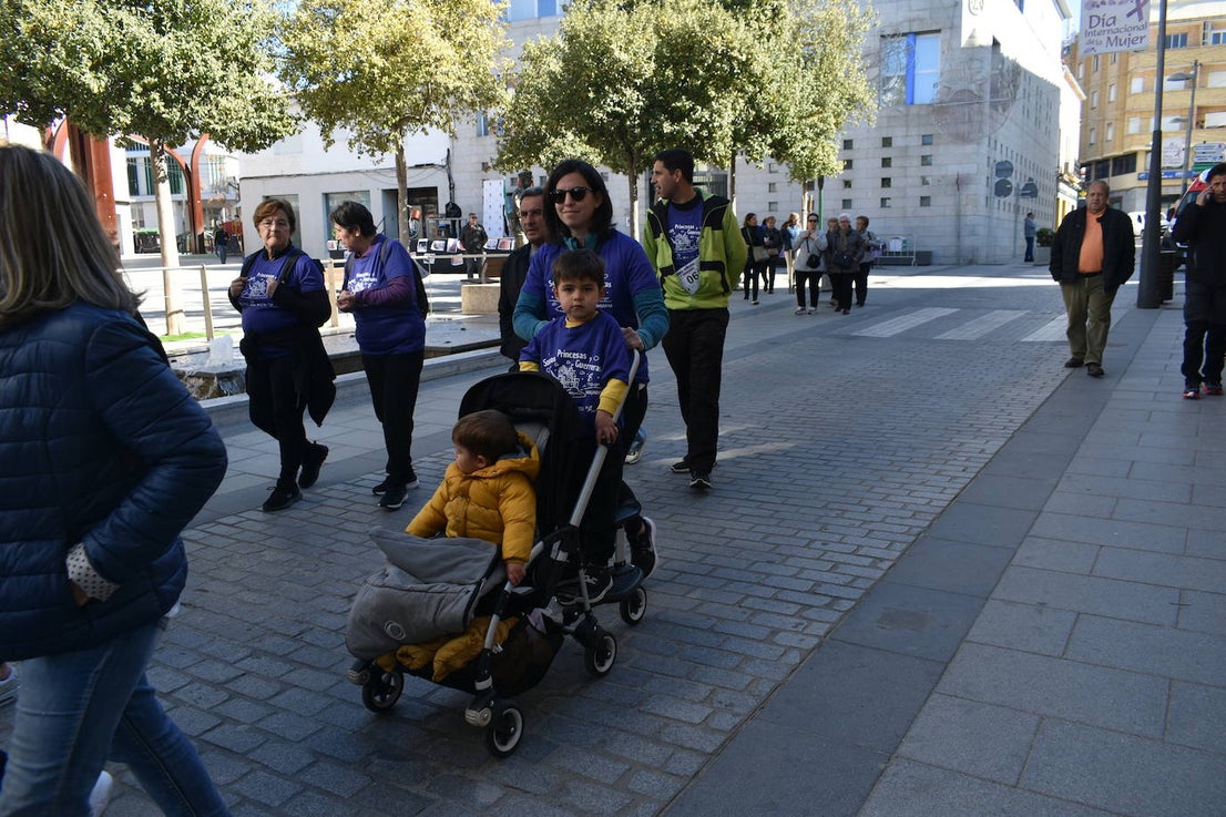 Con motivo de la Marcha del Día Internacional de la Mujer, Miajadas se llenó de Princesas y Guerreras que reivindicaban igualdad entre mujeres y hombres. Y lo hicieron acompañadas y apoyadas precisamente por muchos representantes del género masculino. Una marcha que recorre las calles de la localidad año tras año para dar visibilidad a esta lucha diaria que llevan a cabo desde las generaciones mayores hasta las más pequeñas, las que han vivido más trabas a las que están viviendo desde pequeñas que hay que pelear por seguir derribándolas. Tras la marcha, aún con energía para más, participaron en una Master Class de Zumba, y se llevó a cabo el sorteo de una bicicleta urbana entre todos los y las participantes de la marcha. Paula Rosas García fue la afortunada que volvió pedaleando a casa. 