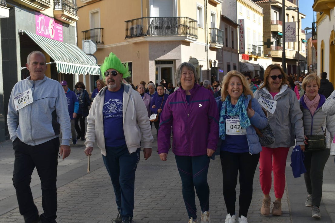 Con motivo de la Marcha del Día Internacional de la Mujer, Miajadas se llenó de Princesas y Guerreras que reivindicaban igualdad entre mujeres y hombres. Y lo hicieron acompañadas y apoyadas precisamente por muchos representantes del género masculino. Una marcha que recorre las calles de la localidad año tras año para dar visibilidad a esta lucha diaria que llevan a cabo desde las generaciones mayores hasta las más pequeñas, las que han vivido más trabas a las que están viviendo desde pequeñas que hay que pelear por seguir derribándolas. Tras la marcha, aún con energía para más, participaron en una Master Class de Zumba, y se llevó a cabo el sorteo de una bicicleta urbana entre todos los y las participantes de la marcha. Paula Rosas García fue la afortunada que volvió pedaleando a casa. 