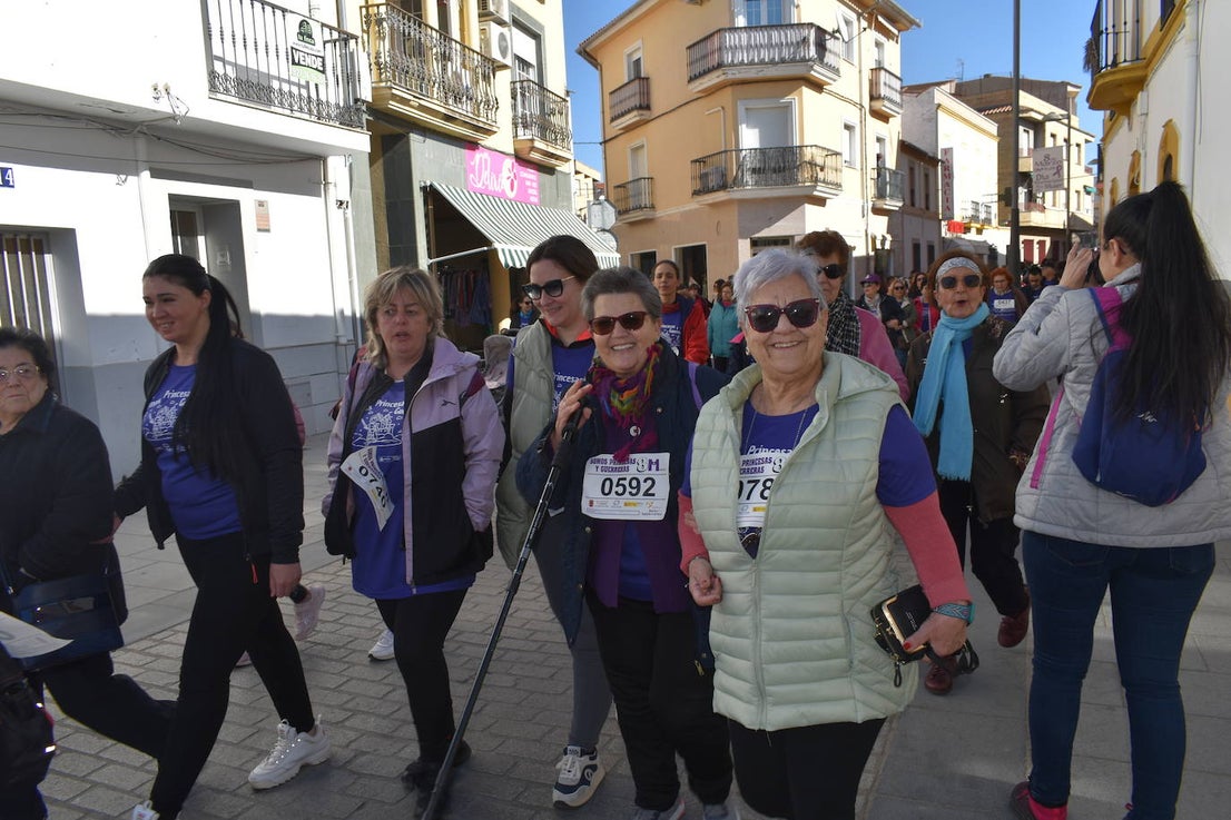 Con motivo de la Marcha del Día Internacional de la Mujer, Miajadas se llenó de Princesas y Guerreras que reivindicaban igualdad entre mujeres y hombres. Y lo hicieron acompañadas y apoyadas precisamente por muchos representantes del género masculino. Una marcha que recorre las calles de la localidad año tras año para dar visibilidad a esta lucha diaria que llevan a cabo desde las generaciones mayores hasta las más pequeñas, las que han vivido más trabas a las que están viviendo desde pequeñas que hay que pelear por seguir derribándolas. Tras la marcha, aún con energía para más, participaron en una Master Class de Zumba, y se llevó a cabo el sorteo de una bicicleta urbana entre todos los y las participantes de la marcha. Paula Rosas García fue la afortunada que volvió pedaleando a casa. 
