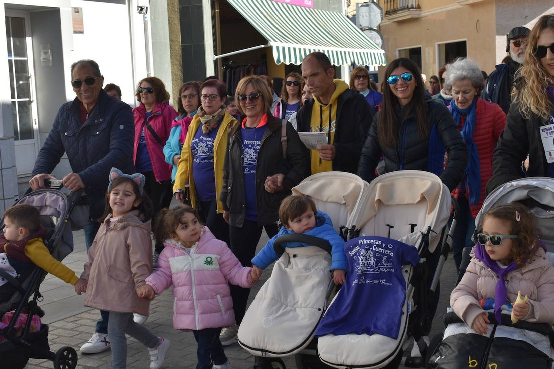 Con motivo de la Marcha del Día Internacional de la Mujer, Miajadas se llenó de Princesas y Guerreras que reivindicaban igualdad entre mujeres y hombres. Y lo hicieron acompañadas y apoyadas precisamente por muchos representantes del género masculino. Una marcha que recorre las calles de la localidad año tras año para dar visibilidad a esta lucha diaria que llevan a cabo desde las generaciones mayores hasta las más pequeñas, las que han vivido más trabas a las que están viviendo desde pequeñas que hay que pelear por seguir derribándolas. Tras la marcha, aún con energía para más, participaron en una Master Class de Zumba, y se llevó a cabo el sorteo de una bicicleta urbana entre todos los y las participantes de la marcha. Paula Rosas García fue la afortunada que volvió pedaleando a casa. 