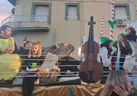 Los Reyes Magos de Oriente recorrieron las calles de Miajadas para llevar su magia a pequeños y mayores. En su tradicional Cabalgata estuvieron acompañados por carrozas de temáticas variadas como violinistas, granjas, cascanueces, fábricas de sueños, dulces y caramelos que cobran vida, unicornios, mundo de fantasía, y, por supuesto, el portal de Belén con la Virgen María, San José y el niño Jesús, escoltados por las antorcheras y la Banda municipal de música