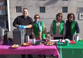 Jesús Pena, de Catering Pianno, con voluntarias de la AECC
