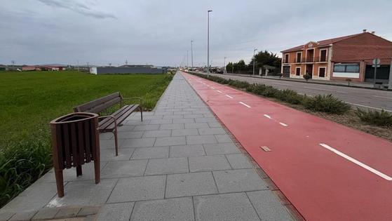Nuevo mobiliario para los viandantes en el paseo de la carretera de Don Benito
