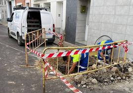 Personal de Aqualia repara una avería en Miajadas.