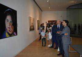 Eugenio Manzano (segundo dcha.) en la exposición del certamen de pintura Fundación Laura Otero de 2023