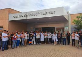 Concentración a las puertas del centro de salud de Miajadas el pasado verano