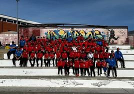 Foto de familia de la Escuela de Fútbol Miajadas en el Día sin balón 2024.