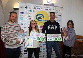 Las bebés premiadas: Lara Molina Corbacho (izquierda) y Mabel Parejo Garrido (derecha) con sus respectivos padres y madres.