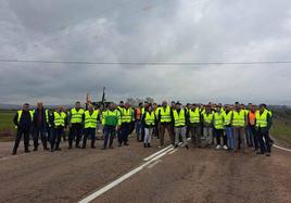 Algunos de los agricultores de la zona de Miajadas en el corte de la EX206 a Cáceres.